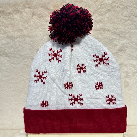 New LED Christmas Beanie With Pom Pom And 3 Flashing Modes - Picture 5 of 5